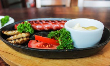 sosis ve sebze sos ile