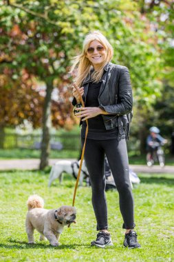 Michelle Collins Londra'da Hampstead heath köpeğini Humphrey ile bir köpek gösteri yargılamak hazır. ünlü