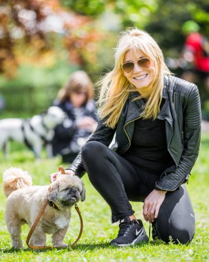 Michelle Collins Londra'da Hampstead heath köpeğini Humphrey ile bir köpek gösteri yargılamak hazır. ünlü
