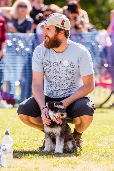 Мужчина Бородой Сидит Своей Собакой Парке Выставке Собак Лондоне — стоковое фото