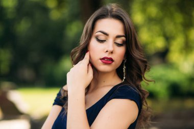 Prifessional makyaj ve saç stili ile güzel kız portresi