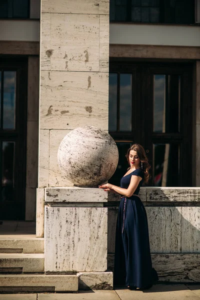 Une belle fille en robe se promène dans la ville — Photo