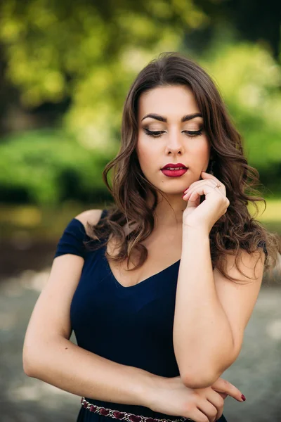 Retrato de hermosa chica con maquillaje prifessional y estilo de pelo —  Fotos de Stock