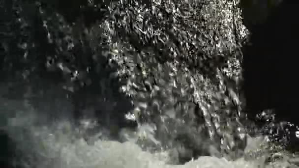 Água Mountain River Fluindo Sobre Pedras Floresta Dispersão — Vídeo de Stock