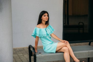 Modelleri şehir etrafında yürüyüş ve Gadget'ları kullanın. Güneşli bir gün. Yaz.