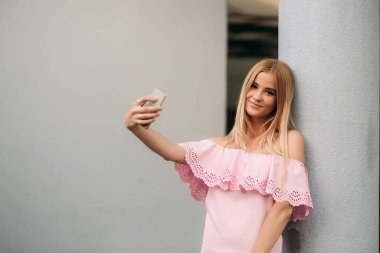 Modelleri şehir etrafında yürüyüş ve Gadget'ları kullanın. Güneşli bir gün. Yaz.