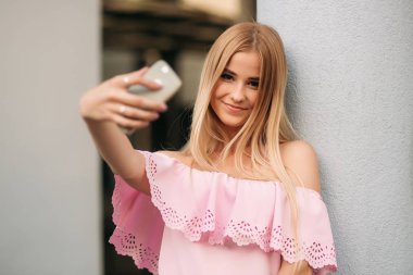 Modelleri şehir etrafında yürüyüş ve Gadget'ları kullanın. Güneşli bir gün. Yaz