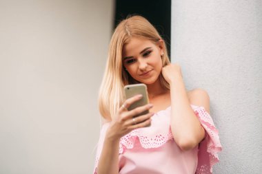 Modelleri şehir etrafında yürüyüş ve Gadget'ları kullanın. Güneşli bir gün. Yaz.