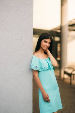 Modelleri şehir etrafında yürüyüş ve Gadget'ları kullanın. Güneşli bir gün. Yaz.