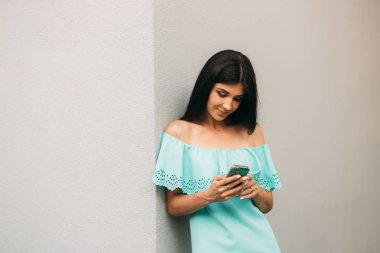 Modelleri şehir etrafında yürüyüş ve Gadget'ları kullanın. Güneşli bir gün. Yaz.