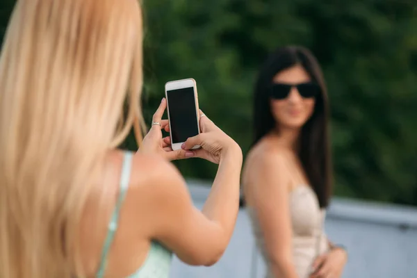 Brunett och blondin är fotograferade och njuta av livet. Solig dag. Sommar — Stockfoto