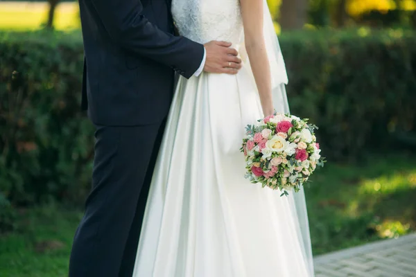 Belle persone appena sposate tiene bouquet in mano — Foto Stock