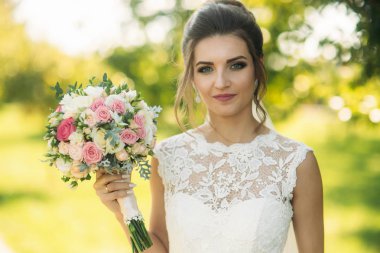 Güzel gelin tutuşsun bir buket. Mutlu gelin gülümsemek için photographet