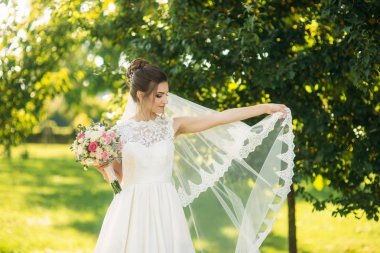 Güzel gelin tutuşsun bir buket. Mutlu gelin gülümsemek için photographet