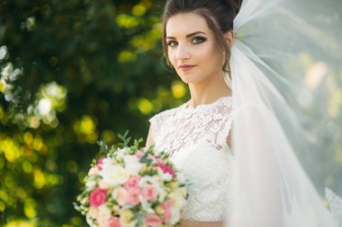 Güzel gelin tutuşsun bir buket. Mutlu gelin gülümsemek için photographet