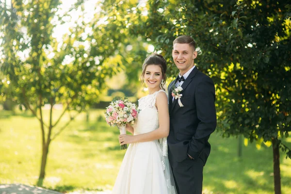 Vackra nygifta promenader i parken beundra varandras — Stockfoto