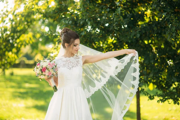 Güzel gelin tutuşsun bir buket. Mutlu gelin gülümsemek için photographet