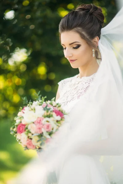 美しい花嫁は、花束を手に保持します。幸せな花嫁の笑顔、photographet — ストック写真