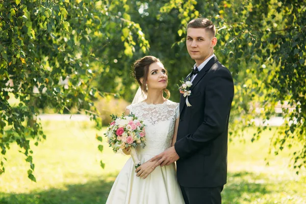 Felice sposa e sposo dopo la cerimonia di nozze — Foto Stock