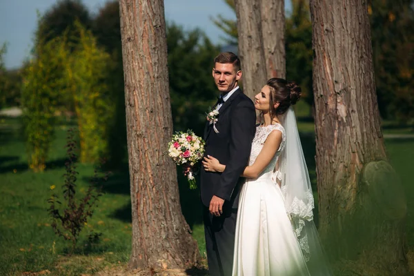 Felice sposa e sposo dopo la cerimonia di nozze — Foto Stock