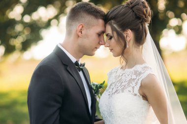 Buket ile onların düğün gününde alanına yürüme mutlu yeni evliler şık birkaç. Tarlanın ortasında ther büyük bir ağaç olduğunu..