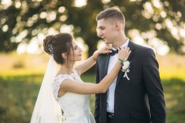 Komik birkaç büyük ağaç arka planda.