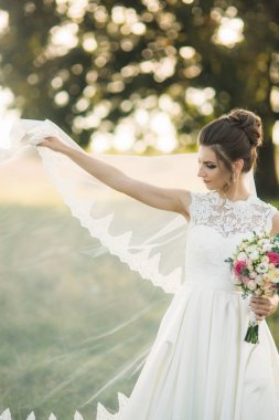 Güzel gelin buketi konumu alan büyük ağaç arka planda ortasında olan.