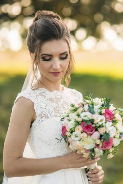 Güzel gelin buketi konumu alan büyük ağaç arka planda ortasında olan.