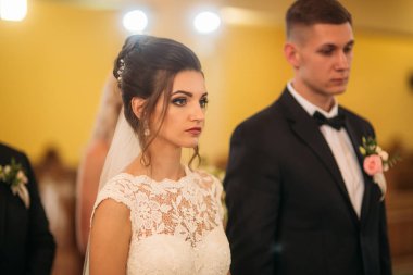 Gelin ve damat düğün kilise üzerinde