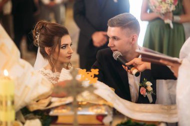 Gelin ve damat düğün kilise üzerinde