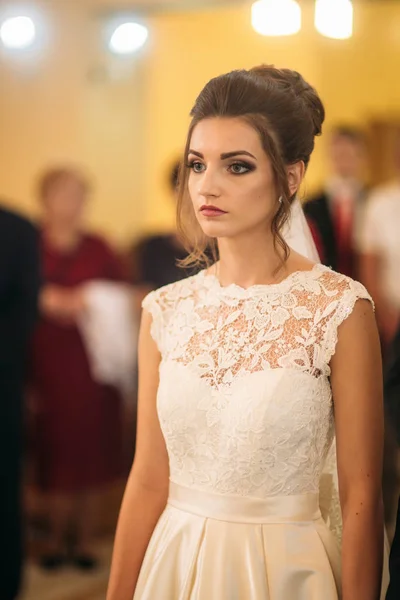 Novia y novio en ceremonia de boda en la iglesia — Foto de Stock