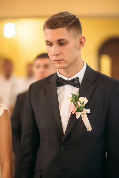 Bruden och brudgummen på vigsel i kyrkan — Stockfoto