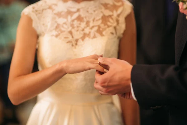 Bride and groom on wedding ceremony in church — Stock Photo, Image