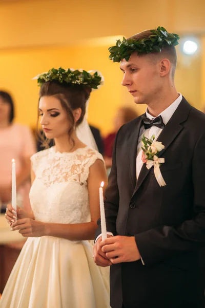 Mariée et marié lors de la cérémonie de mariage à l'église — Photo