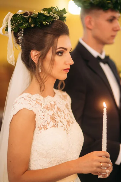 教会での結婚式の新郎新婦 — ストック写真