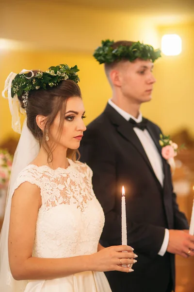 Жених и невеста на свадебной церемонии в церкви — стоковое фото