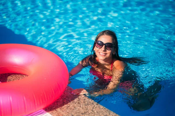 Sexy kobieta w bikini, ciesząc się promieniami słońca i solarium podczas wakacji w basenie. Widok z góry — Zdjęcie stockowe
