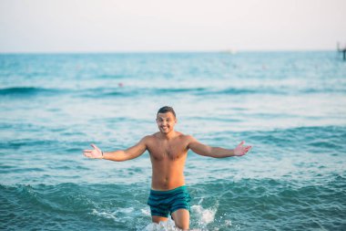 Adam sıçrama deniz suyu