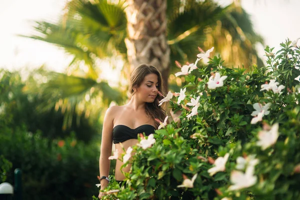 Junge hübsche Mode Sportlerin posiert im Freien Sommer auf tropischen Insel bei heißem Wetter im Bikini auf Pool-Party. Outdoor-Mode Porträt von sexy Dame im Bikini im Resort mit weißen Kopierraum — Stockfoto