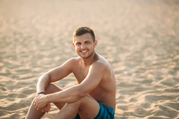 Retrato de un joven atractivo en una playa tropical — Foto de Stock