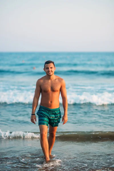 Retrato de un joven atractivo en una playa tropical — Foto de Stock