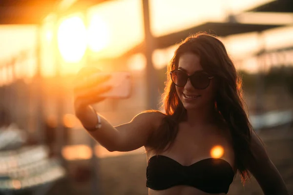 Vacker Dam Gör Selfie Stranden — Stockfoto