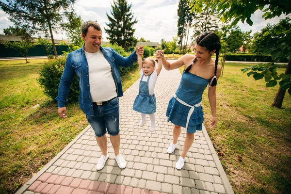 Szczęśliwy radosny młody ojciec rodziny, matka i córka trochę zabawy na świeżym powietrzu, grając razem w lato park, wsi. Mama, Tata i dziecko, śmiejąc się i przytulanie, ciesząc się na zewnątrz natura — Zdjęcie stockowe