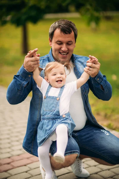 Tata și fiica în parcul de vară — Fotografie, imagine de stoc