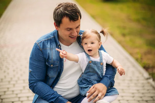 Tata și fiica în parcul de vară — Fotografie, imagine de stoc