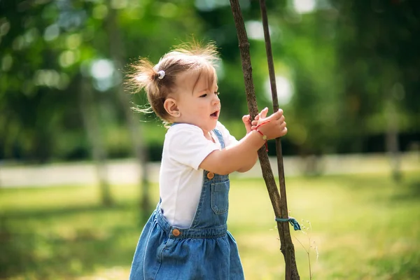 Счастливый ребенок гуляет в парке летом — стоковое фото