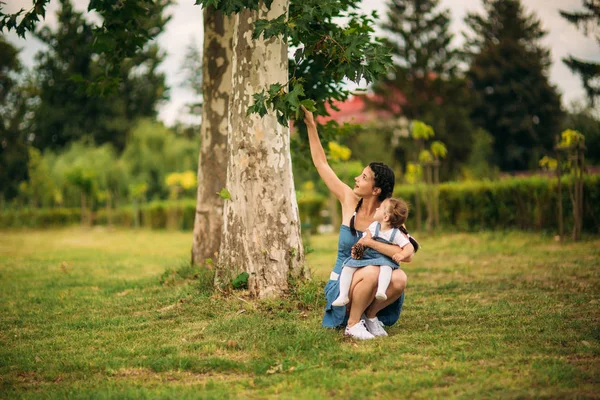 Mama și fiica zâmbind și distrându-se — Fotografie, imagine de stoc