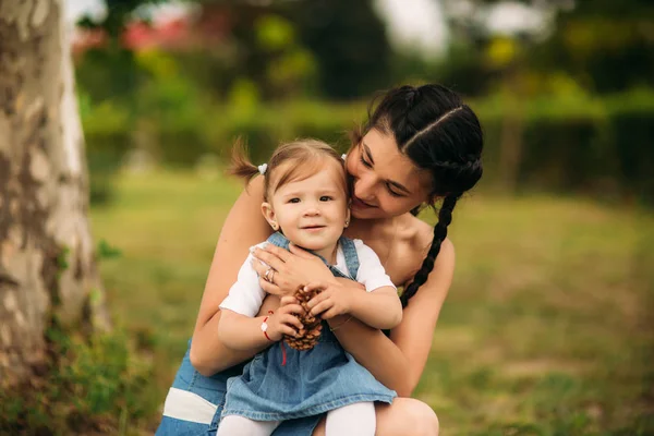 Mama și fiica zâmbind și distrându-se — Fotografie, imagine de stoc