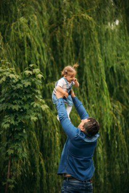 Baba ve kızı pakr içinde yürüyüş kot giymiş ve eğlenceli