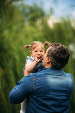 Baba ve kızı pakr içinde yürüyüş kot giymiş ve eğlenceli